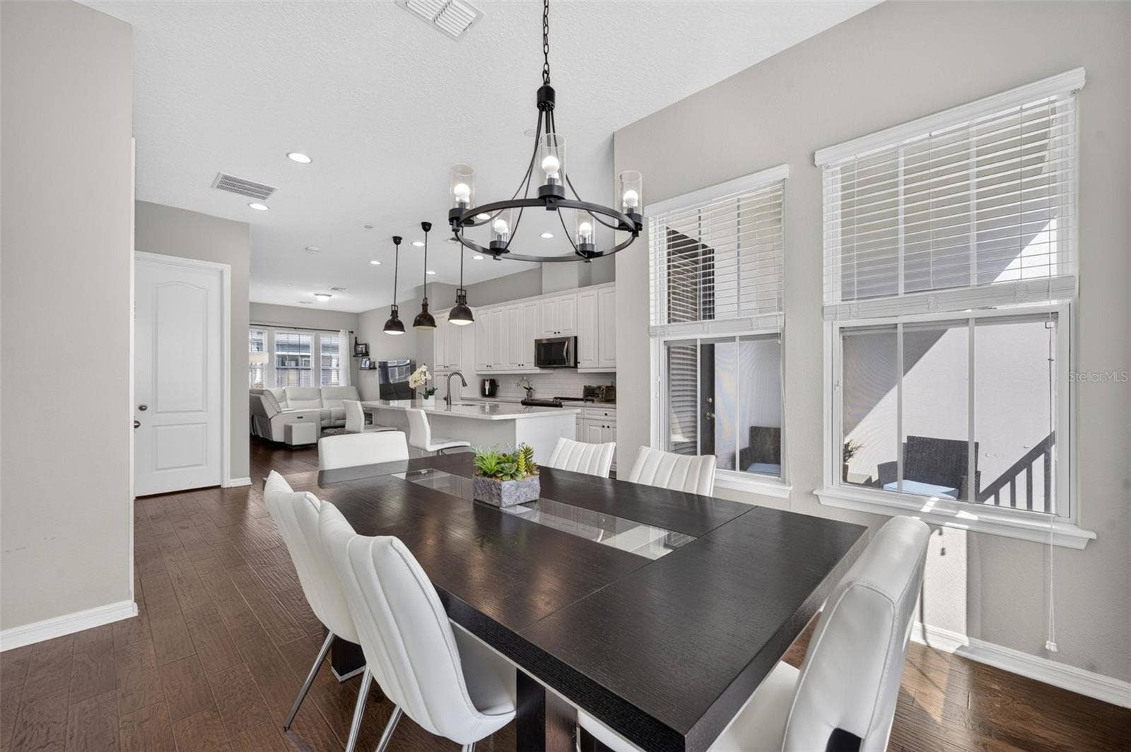 716 GRADO POINT, Oviedo, FL 32765 The spacious Dining room has plenty of room for guests at the large table!