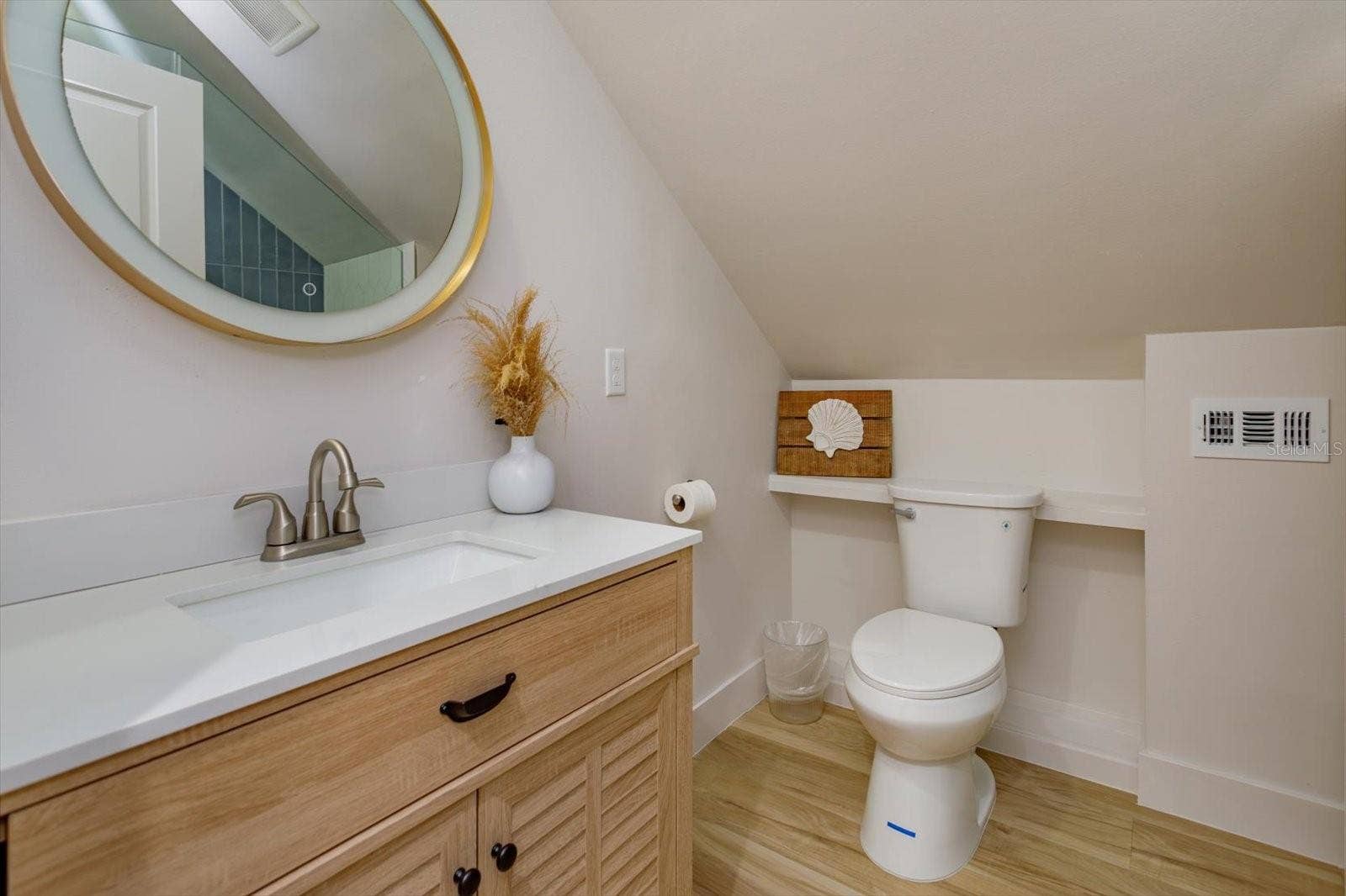 Guest bathroom 2