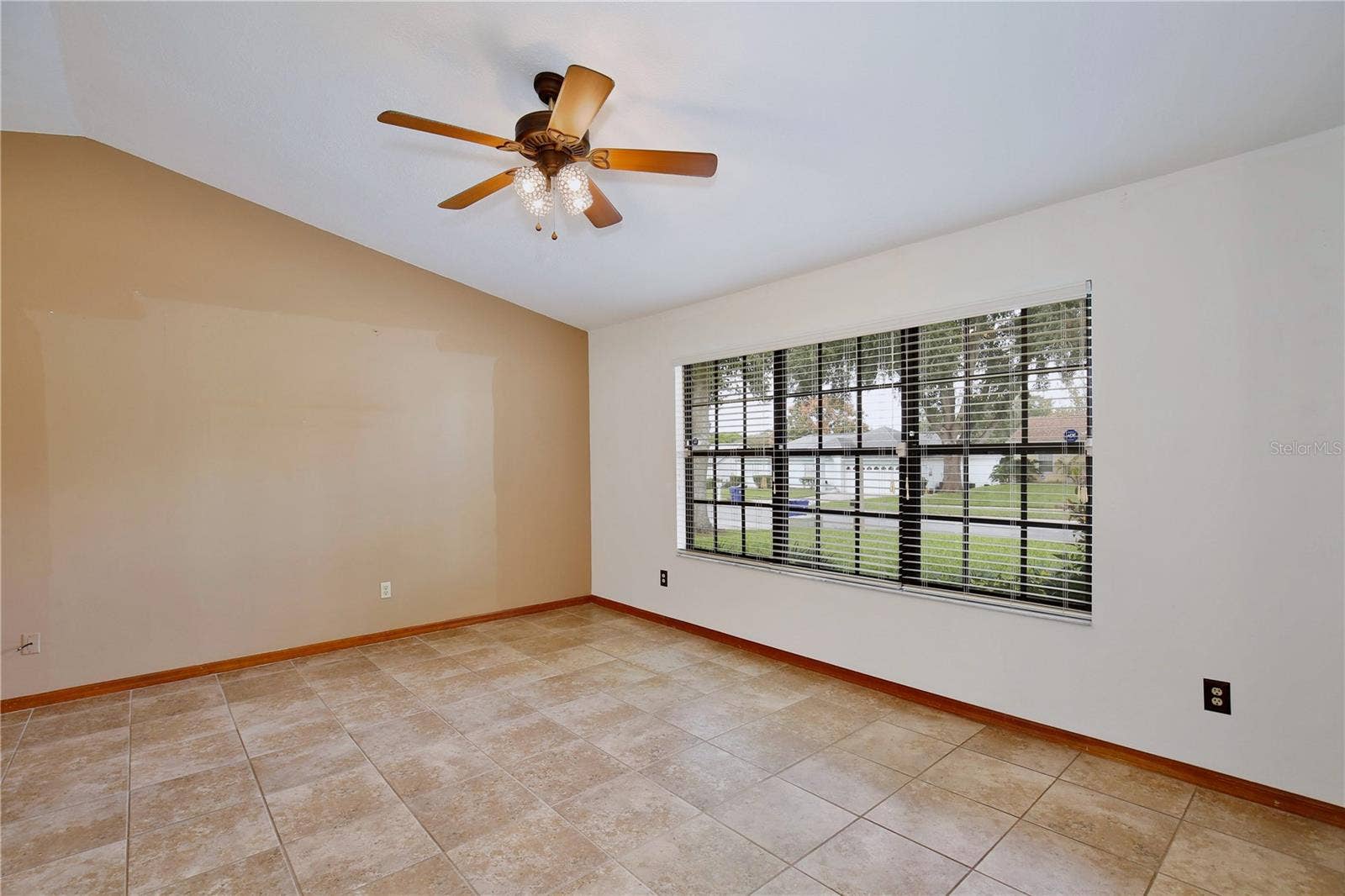 6833 WOODGRAIN COURT, Ocoee, FL 34761 Living Room