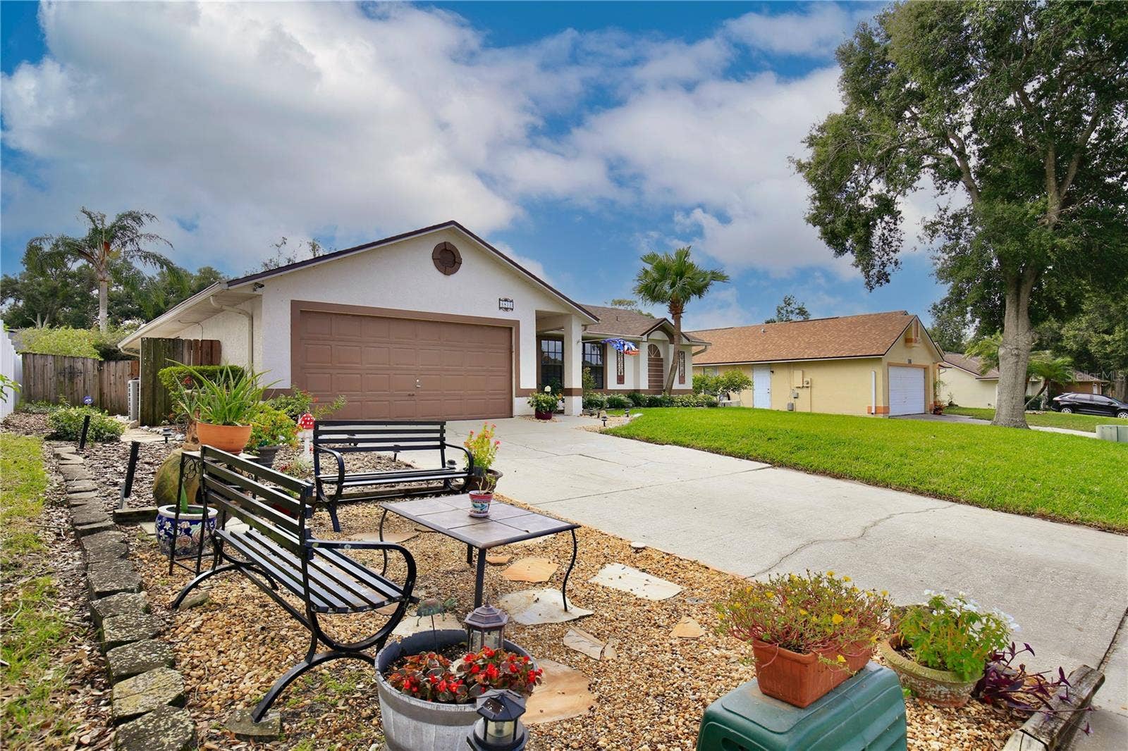 6833 WOODGRAIN COURT, Ocoee, FL 34761 Sitting area in front yard