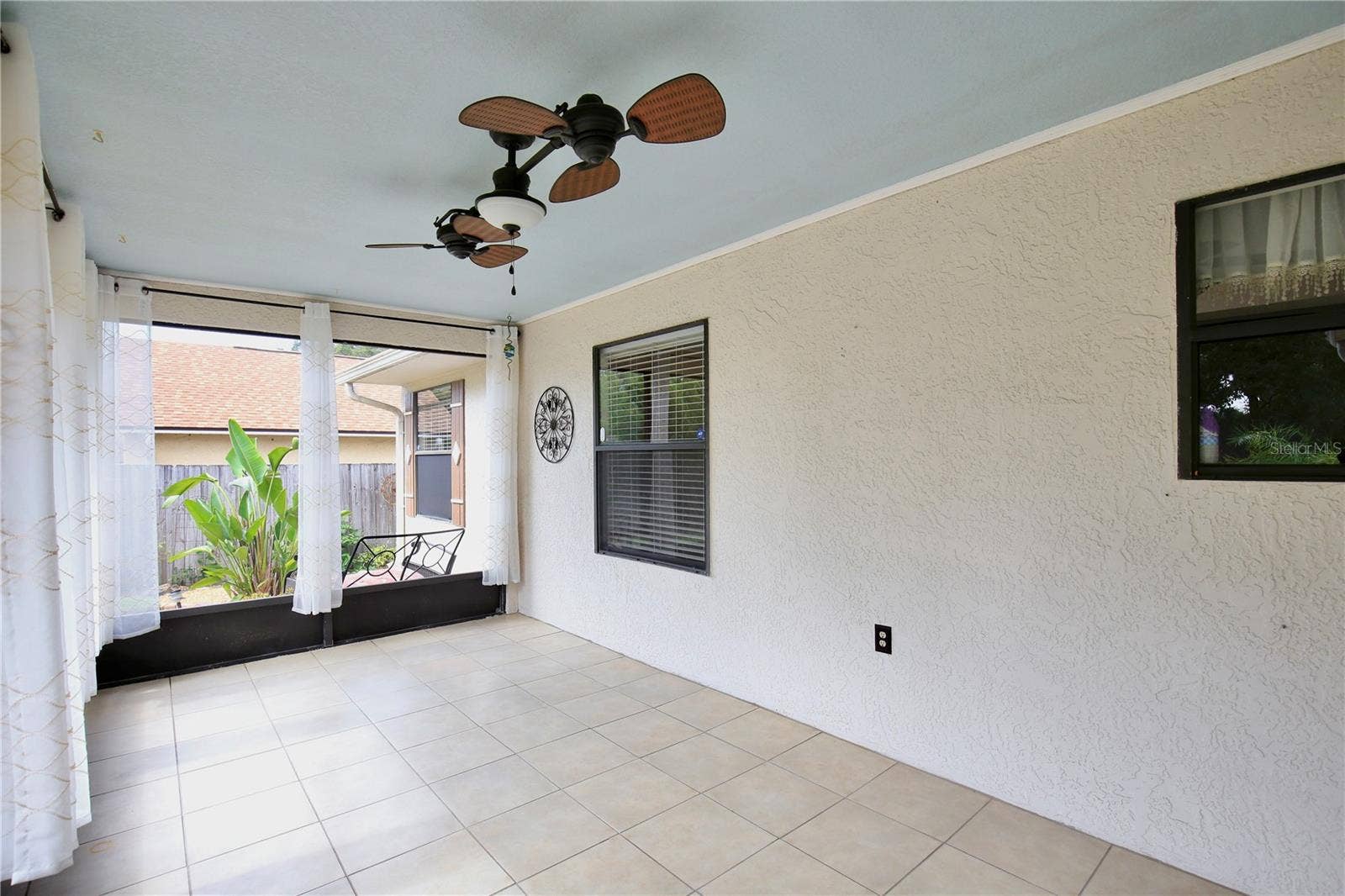 6833 WOODGRAIN COURT, Ocoee, FL 34761 Screened Lanai with architectural roof