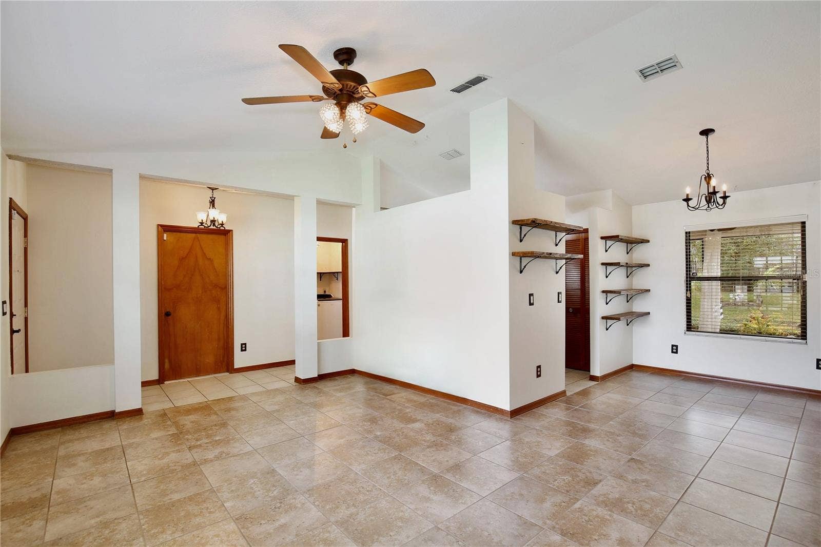 6833 WOODGRAIN COURT, Ocoee, FL 34761 Living Room