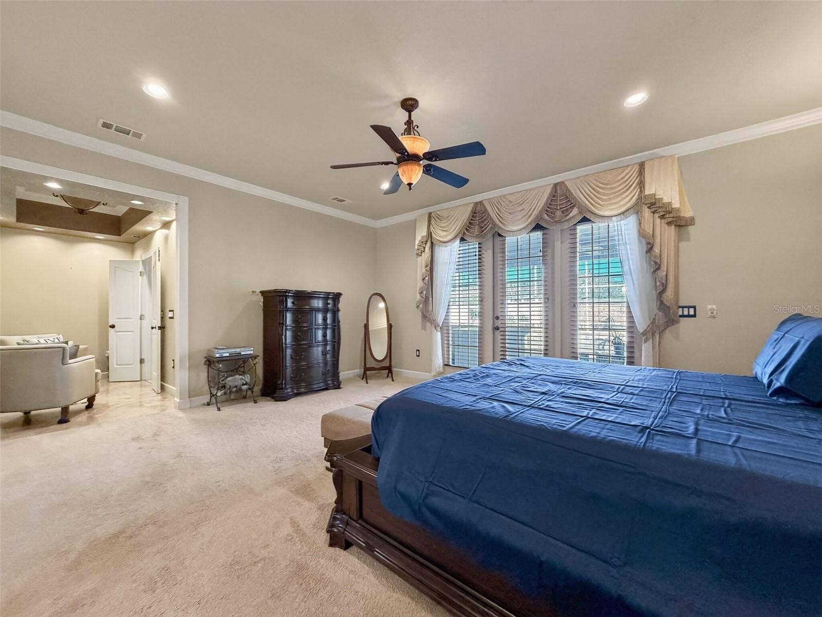 Primary suite with private lanai access