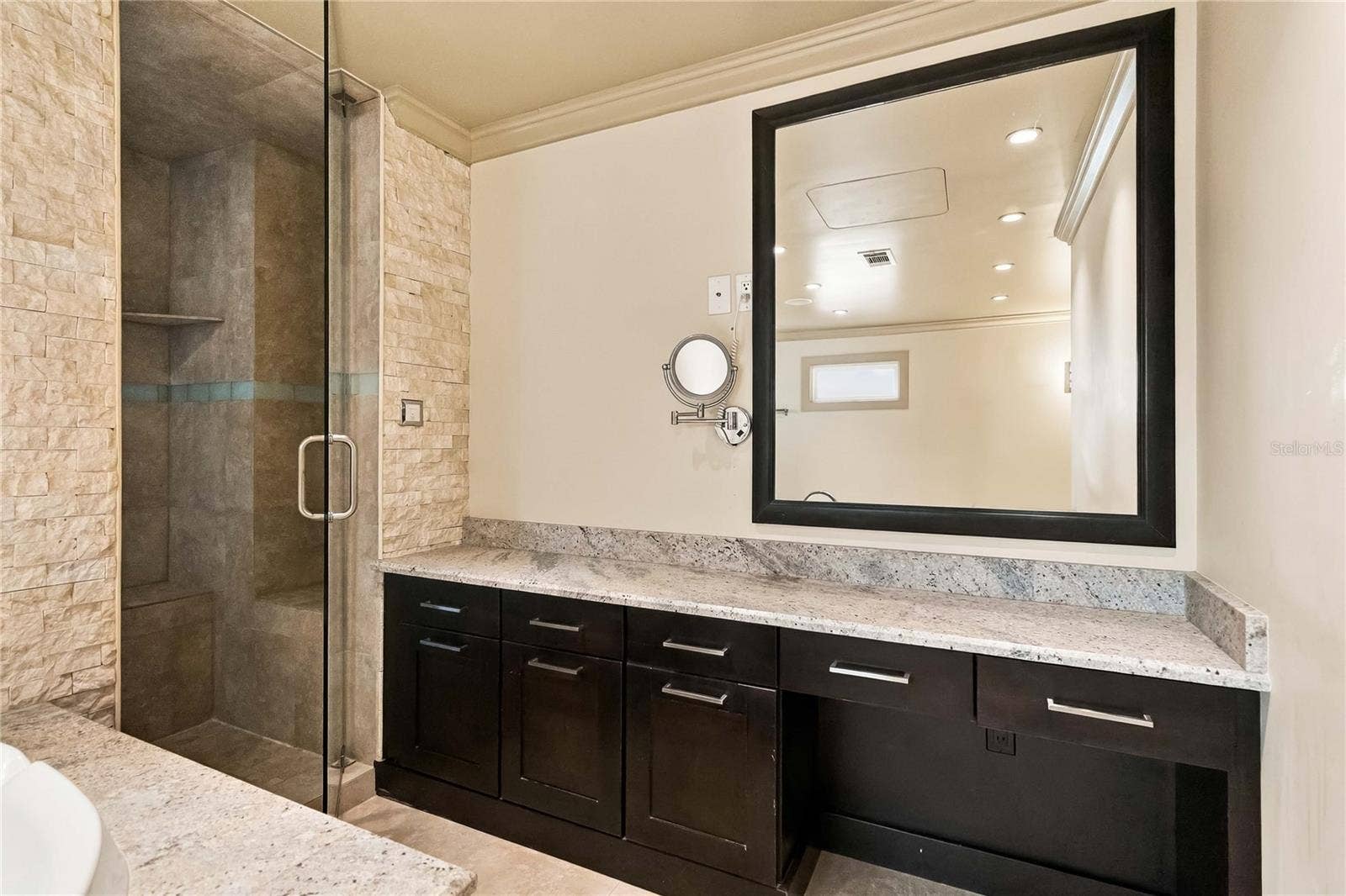 111 PINE TREE LANE, Altamonte Springs, FL 32714 Full size Vanity area