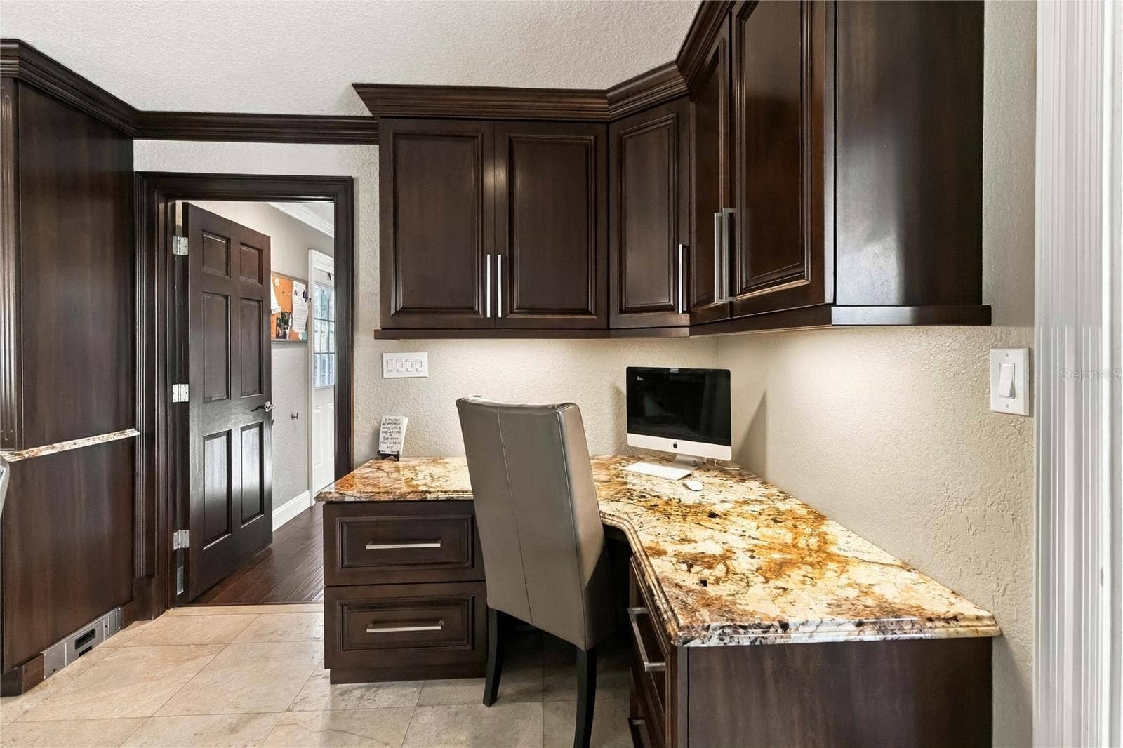 111 PINE TREE LANE, Altamonte Springs, FL 32714 Built in Granite work station