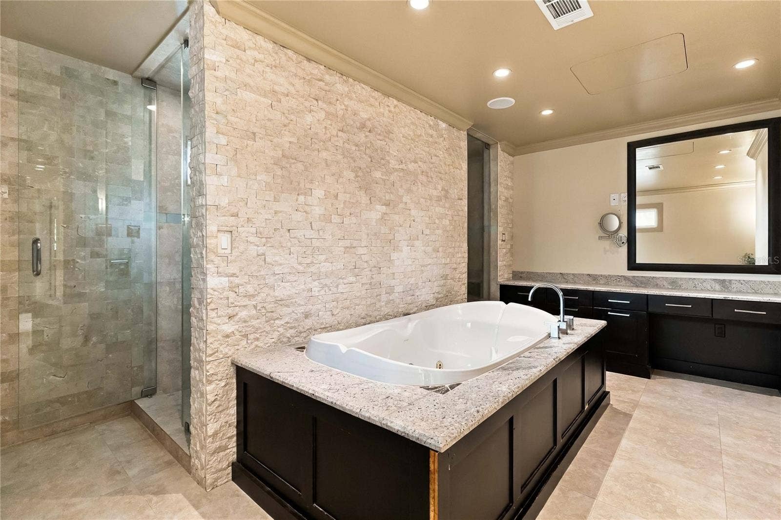 111 PINE TREE LANE, Altamonte Springs, FL 32714 Jacob Delafon Paris Spa Tub Master Bath