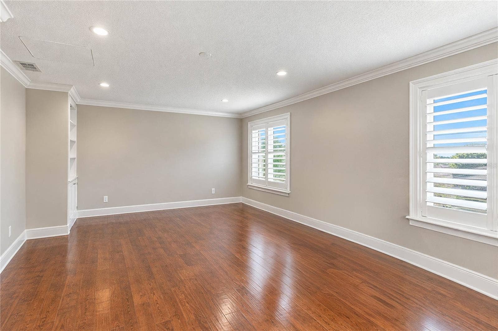 111 PINE TREE LANE, Altamonte Springs, FL 32714 Office/Den/possible 6th bedroom. This room behind Barn Door