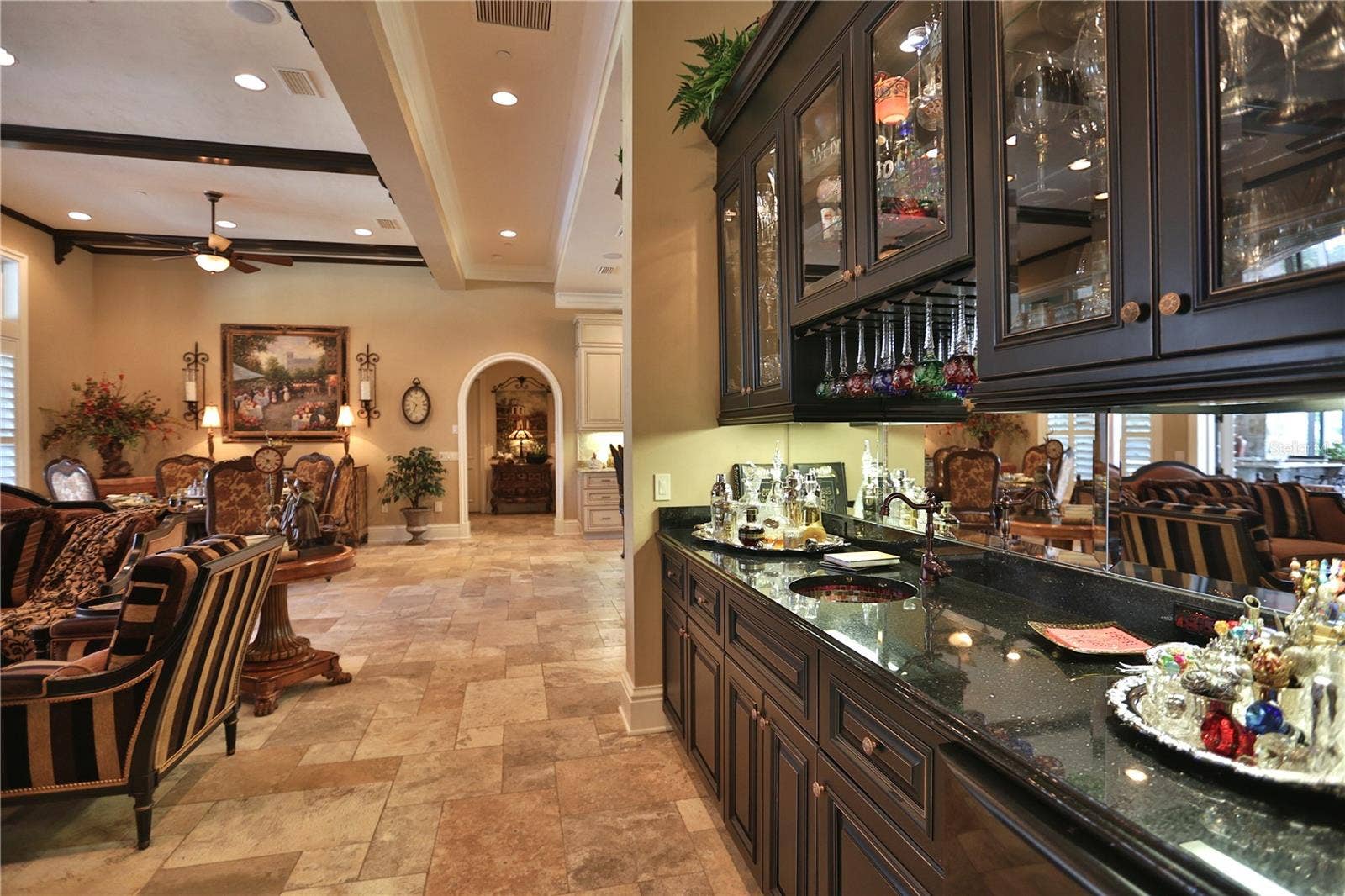 15305 NW HWY 320, Micanopy, FL 32667 Beverage Bar - Family room