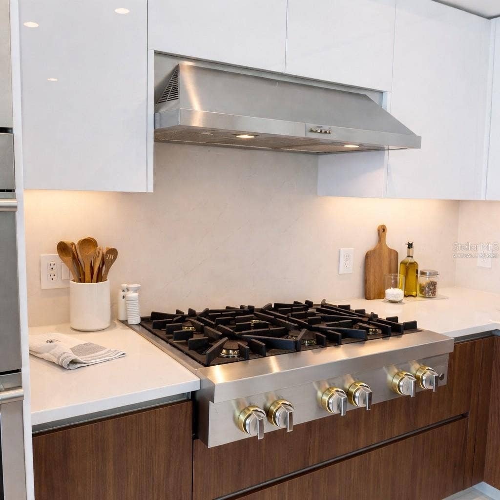400 CENTRAL AVENUE, #2603, St Petersburg, FL 33701 6-Burner Gas Cook Top with Range - Virtually Staged