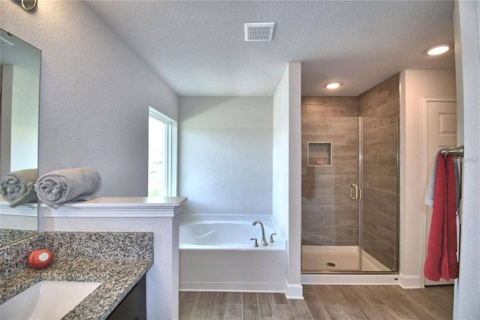 2413 NW 23RD AVENUE, Ocala, FL 34475 Similar home with same floorplan. Colors and options may vary.