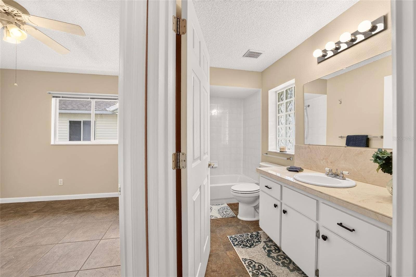 1923 NW 50TH CIRCLE, Ocala, FL 34482 Guest Bathroom