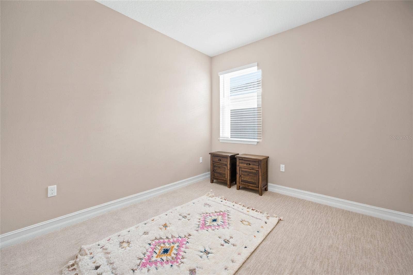 Secondary bedroom with neutral finishes and natural light.