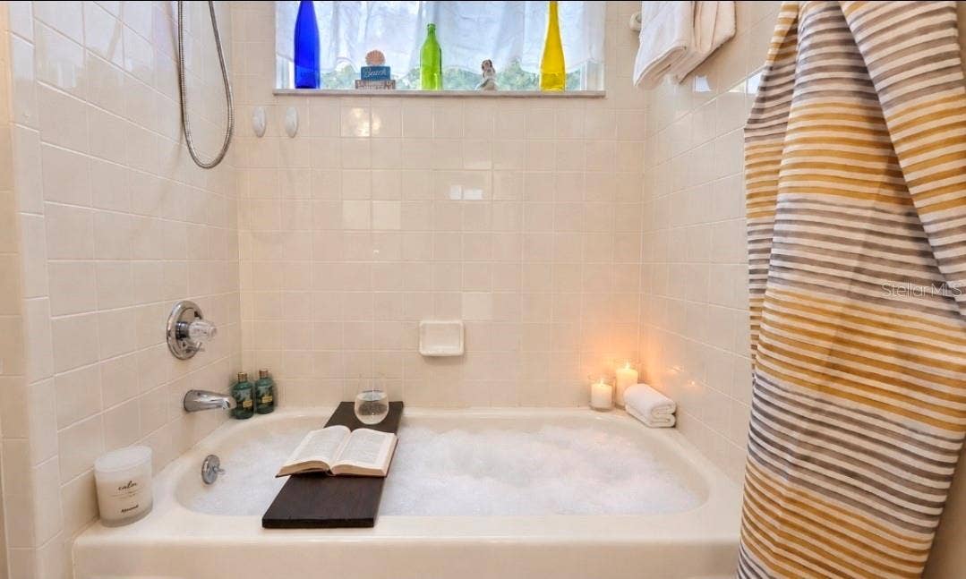 9282 SW 109TH LANE, Ocala, FL 34481 Its time to relax in your tub. Perfect for grandkids, fur baby or just soaking