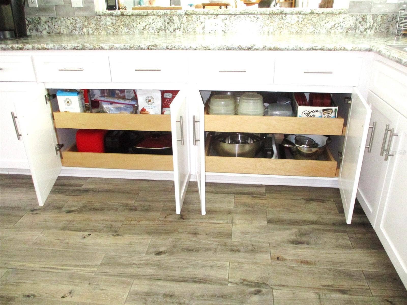 13618 SW 111TH CIRCLE, Dunnellon, FL 34432 pull out drawers