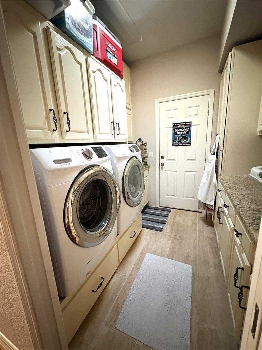 19588 SW 86TH LANE, Dunnellon, FL 34432 laundry room with garage access