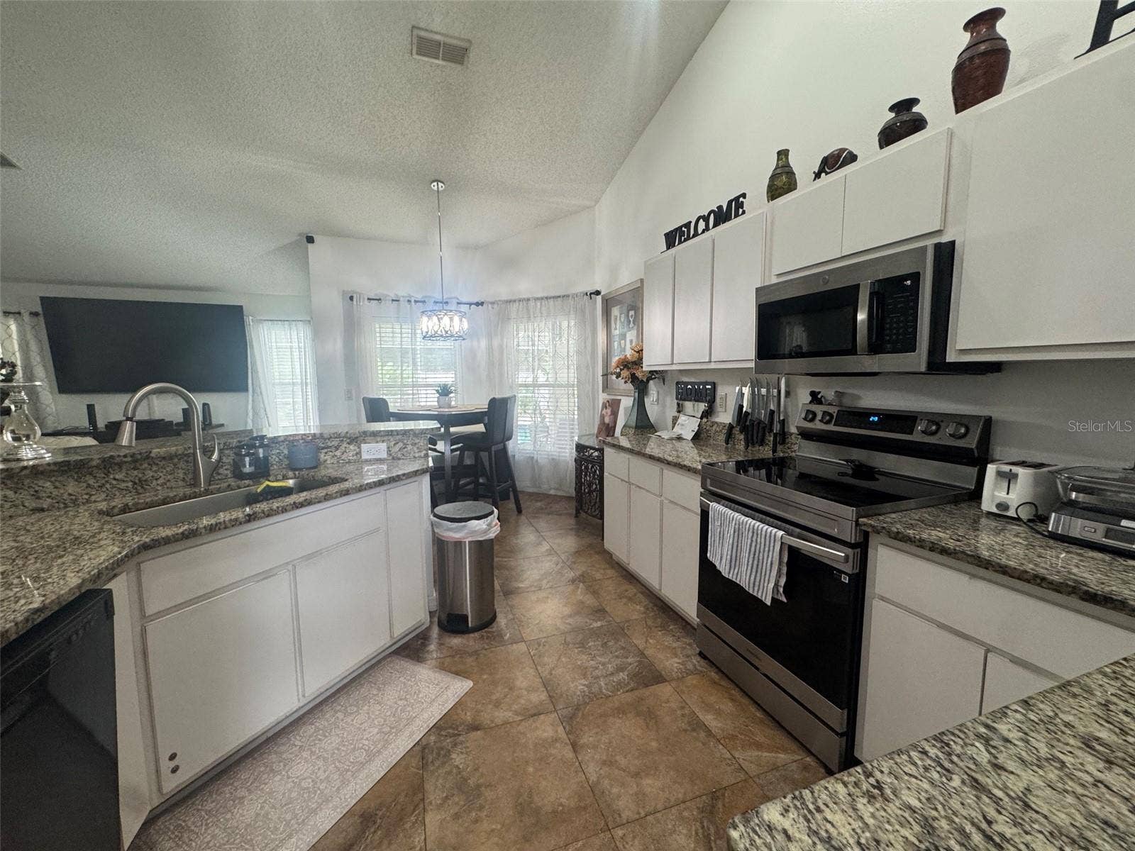 4470 SW 132 PLACE, Ocala, FL 34473 Nice bright kitchen