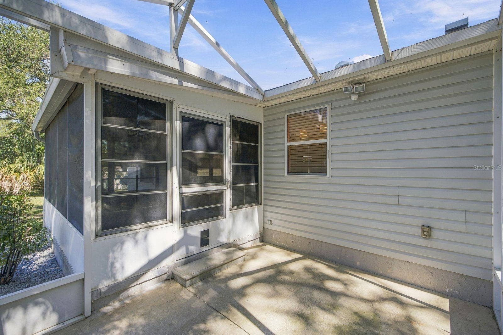 705 MURRAY LANE, Lady Lake, FL 32159 Lots of enclosed space for entertaining