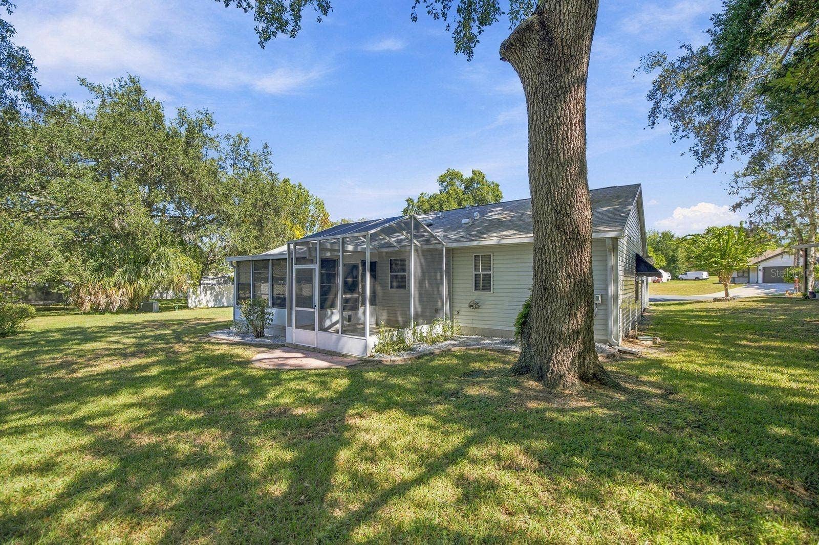 705 MURRAY LANE, Lady Lake, FL 32159 Atmospheric and cozy yard