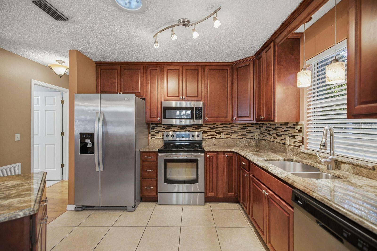 705 MURRAY LANE, Lady Lake, FL 32159 Granite, stainless and wood cabinets