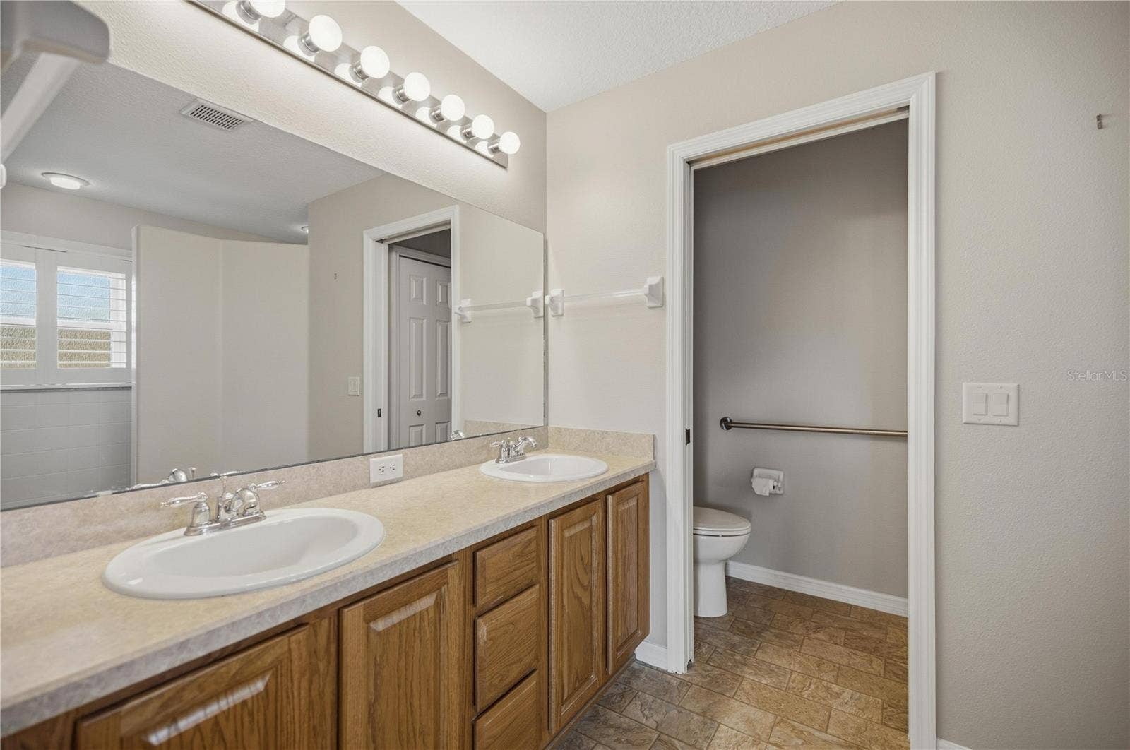 15673 SW 11TH TERRACE ROAD, Ocala, FL 34473 Primary en-suite bathroom