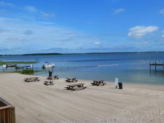 Yes it's a beach on Lake Weir