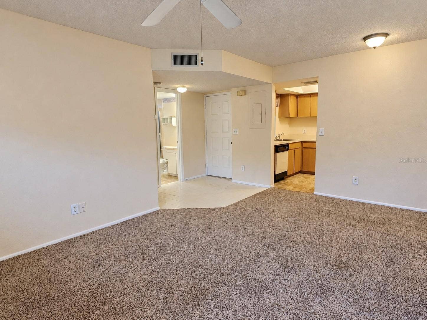 580 FAIRWAYS LANE, #G204, Ocala, FL 34472 Foyer Entry