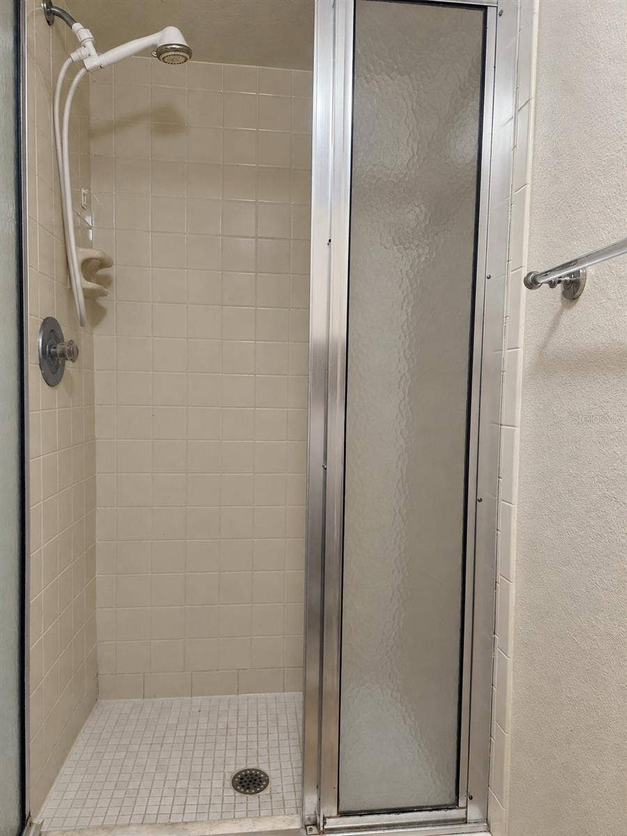 580 FAIRWAYS LANE, #G204, Ocala, FL 34472 Step-in Shower