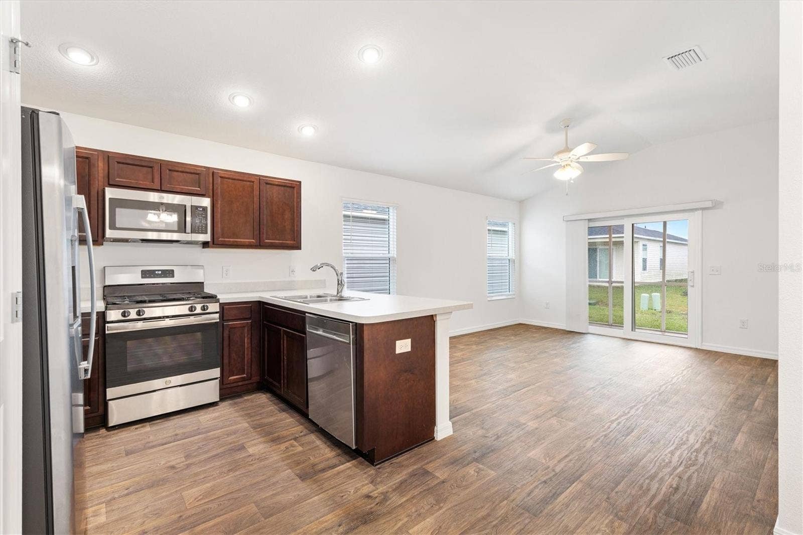 6225 DINGMAN WAY, The Villages, FL 32163 6225 DINGMAN WAY, The Villages, FL 32163