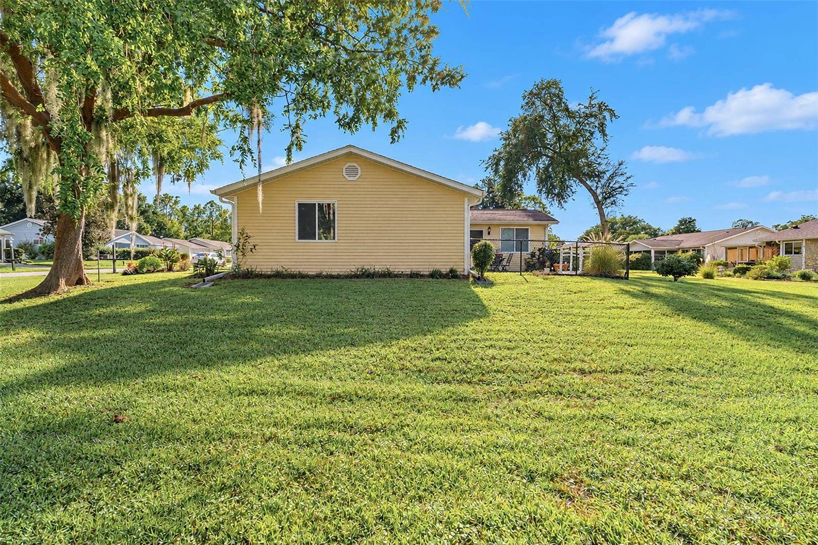 11530 SW 84TH AVENUE ROAD, Ocala, FL 34481 Side Exposure - Corner Lot