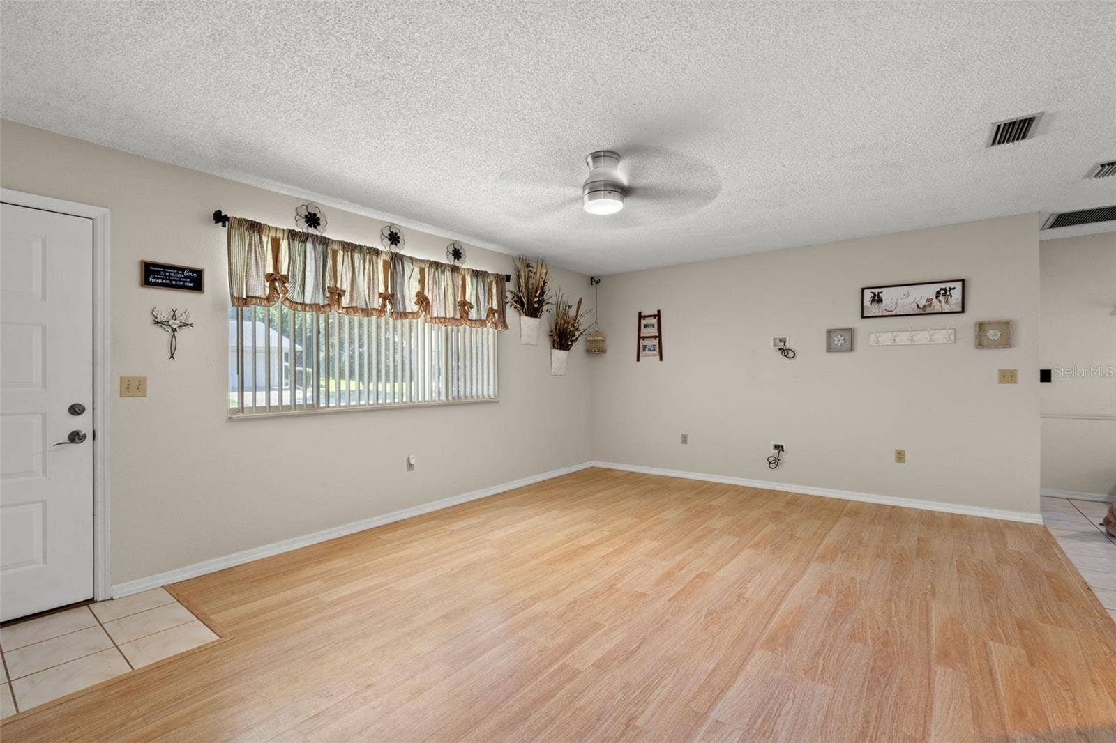 11530 SW 84TH AVENUE ROAD, Ocala, FL 34481 Living Room
