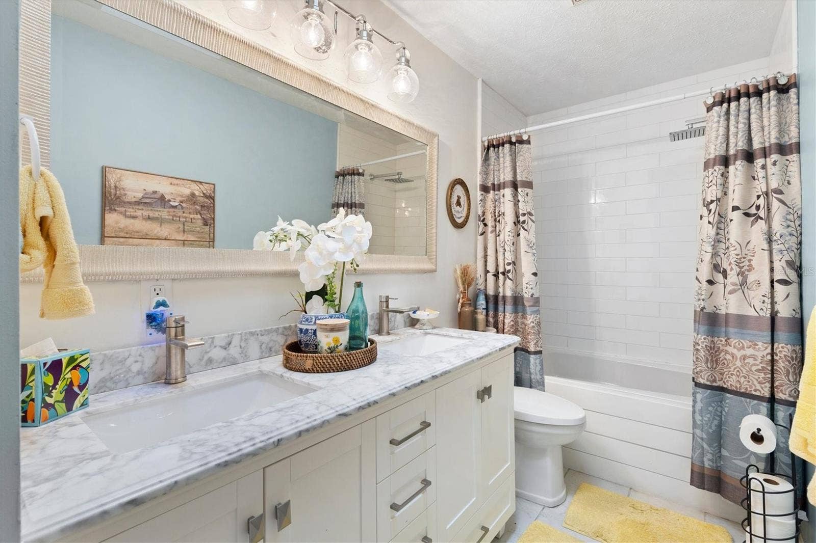 17432 SE 112TH COURT, Summerfield, FL 34491 Second bathroom with combined Jacuzzi bathtub and shower.