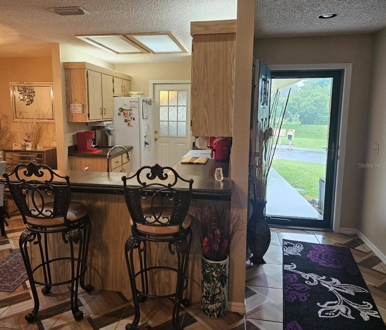 Foyer and bar seating area looking into the kitchen