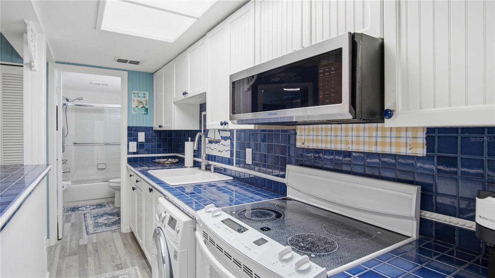 20820 RIVER DRIVE, #B25, Dunnellon, FL 34431 Kitchen area Stove & Washer