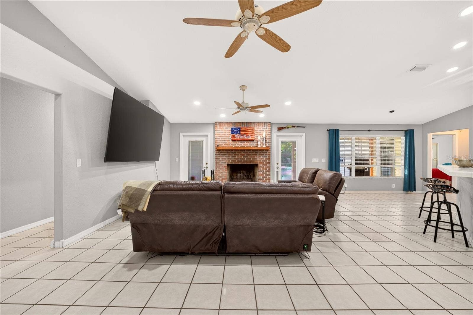 6410 NE 25TH AVENUE, Ocala, FL 34479 Living Room