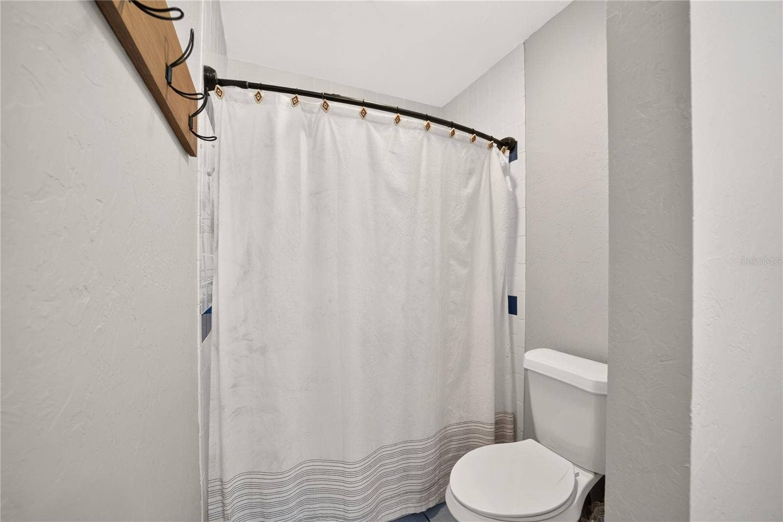 6410 NE 25TH AVENUE, Ocala, FL 34479 Guest Bathroom 2
