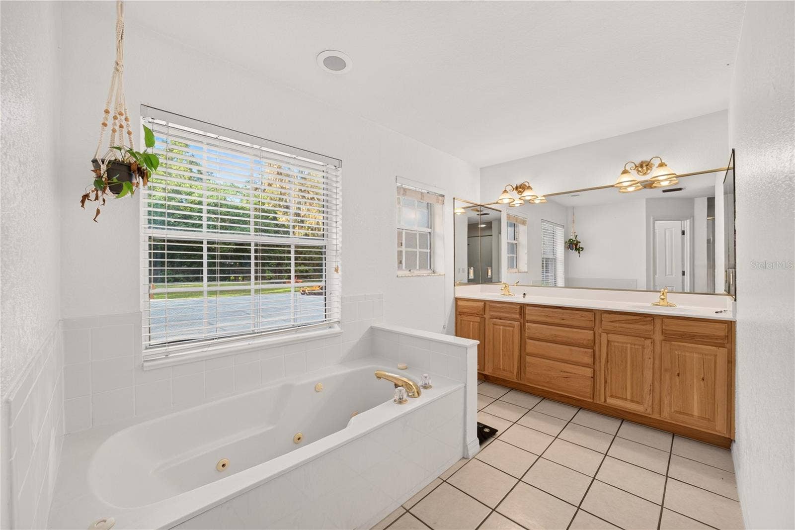 6410 NE 25TH AVENUE, Ocala, FL 34479 Master Bedroom En-Suite