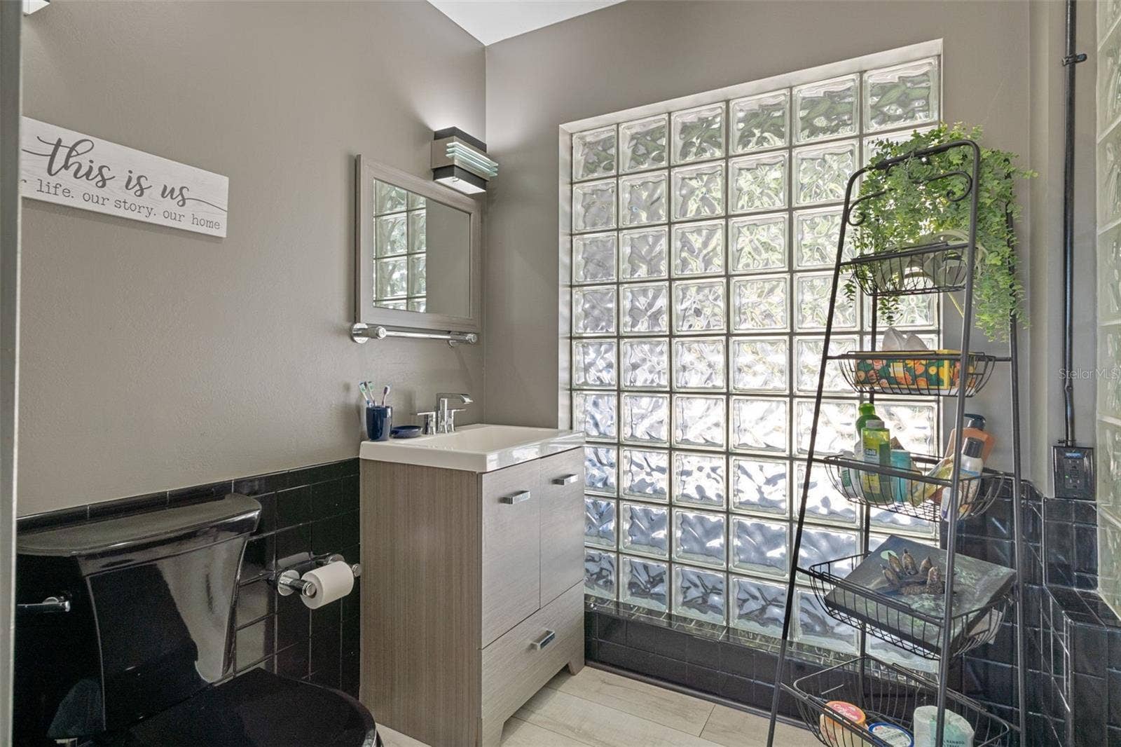 Flex room-potential business-salon etc bathroom