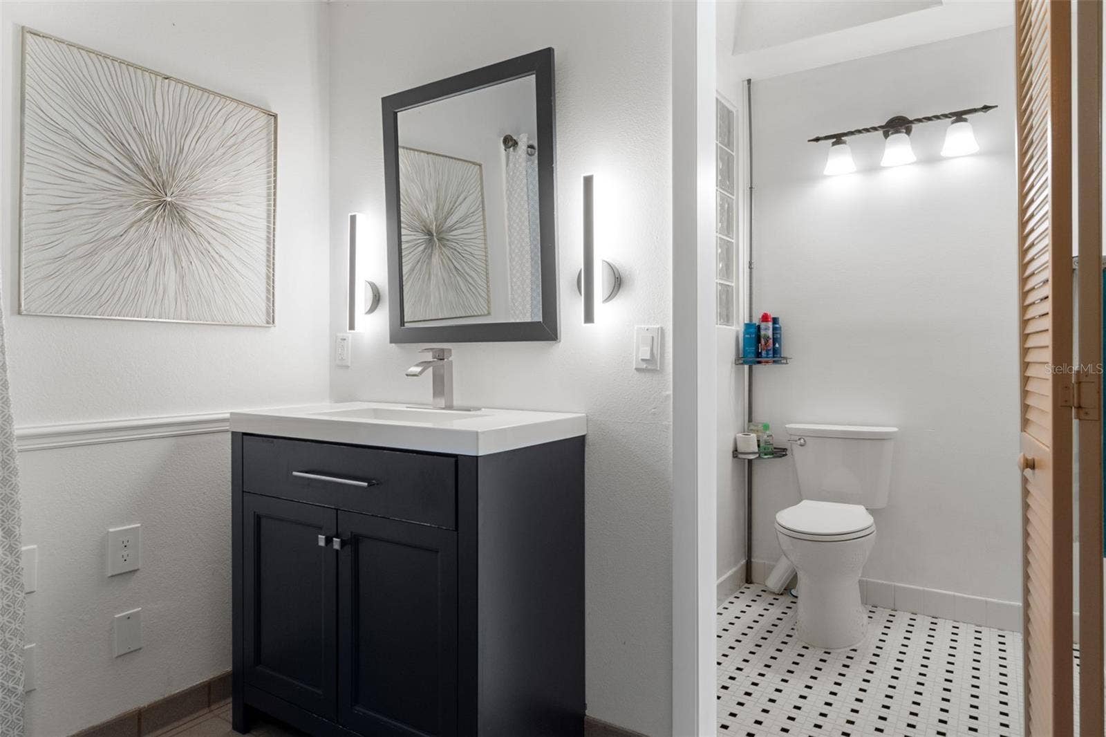 En suite guest bedroom bath