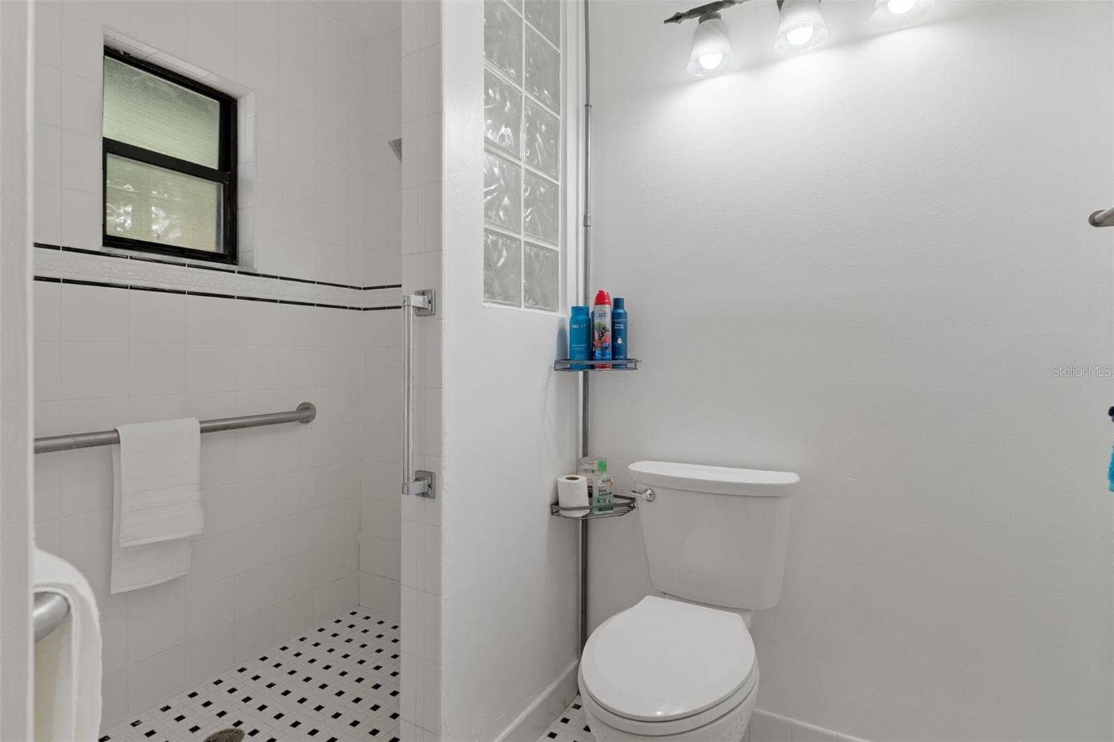 En suite guest bedroom bath