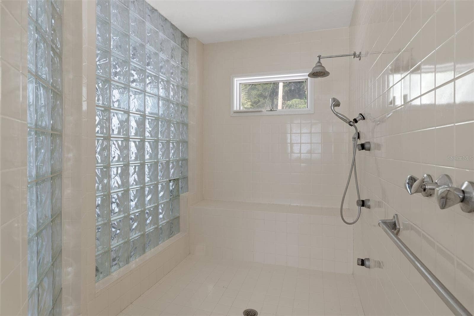 Flex room-potential business-salon etc bathroom