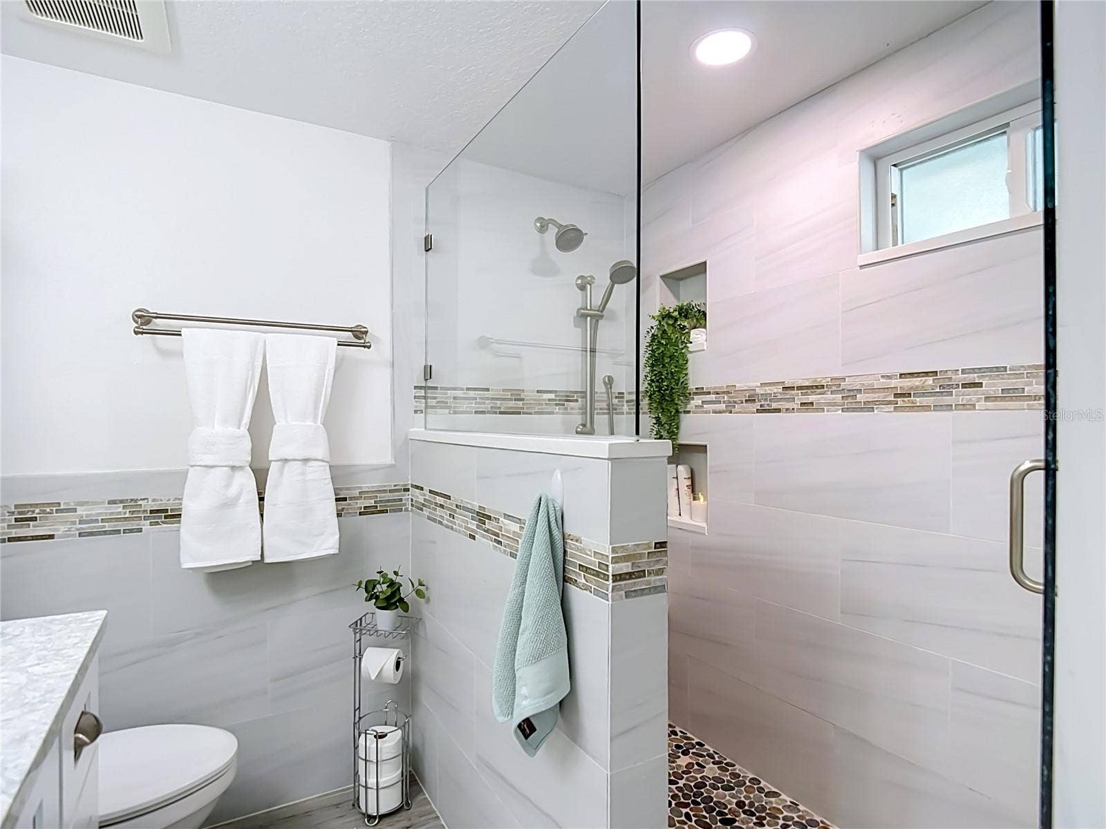 Main bathroom and walk in large shower