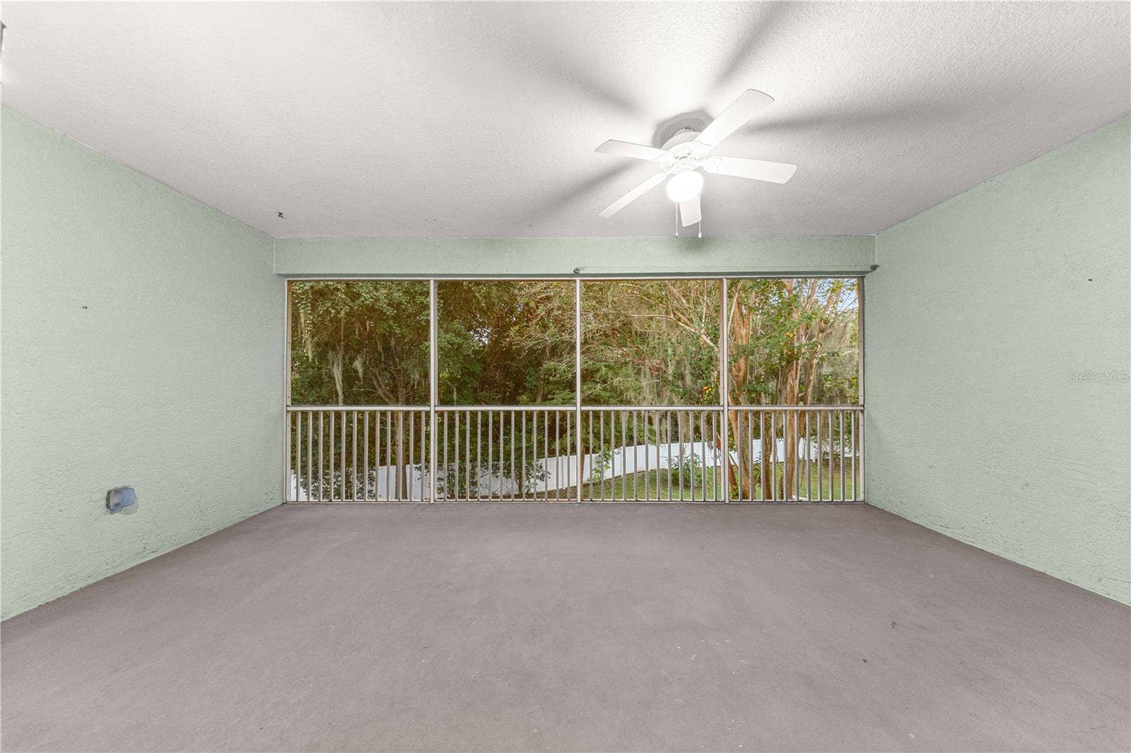 Screened in Back Patio Lanai with ceiling fan