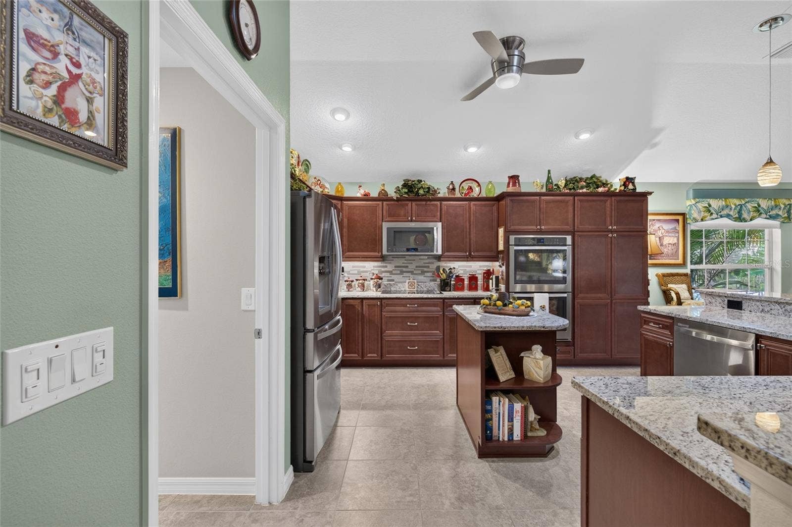 SPACIOUS KITCHEN