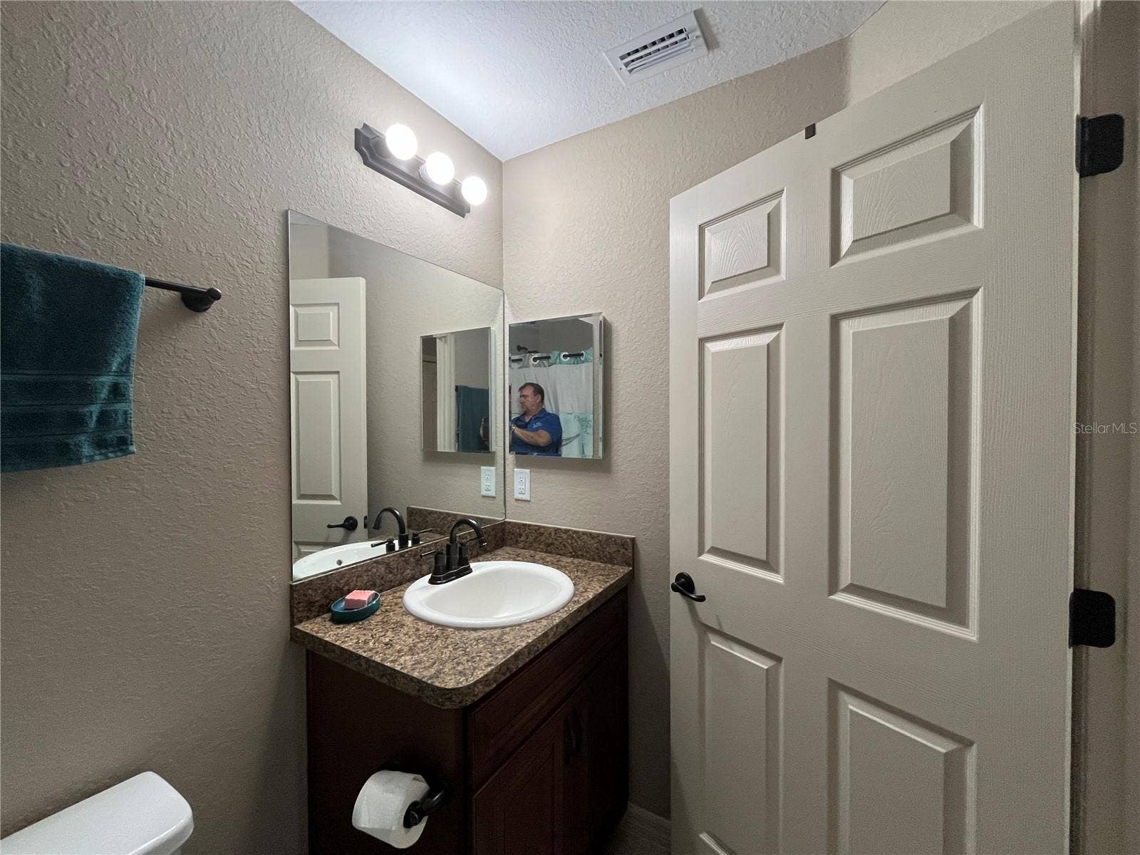 115 MALAUKA RADIAL, Ocklawaha, FL 32179 Guest Bathroom