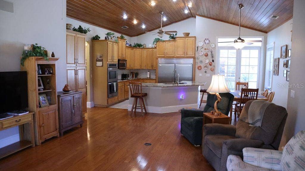 9238 FORT KING ROAD, Dade City, FL 33525 LIVING ROOM