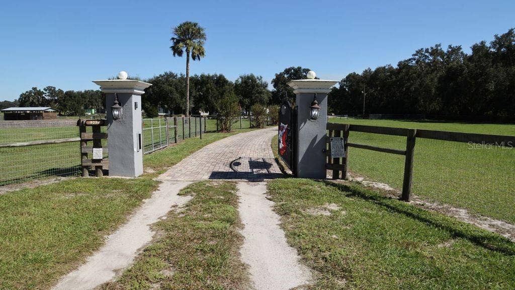 9238 FORT KING ROAD, Dade City, FL 33525 PRIVATE DRIVE