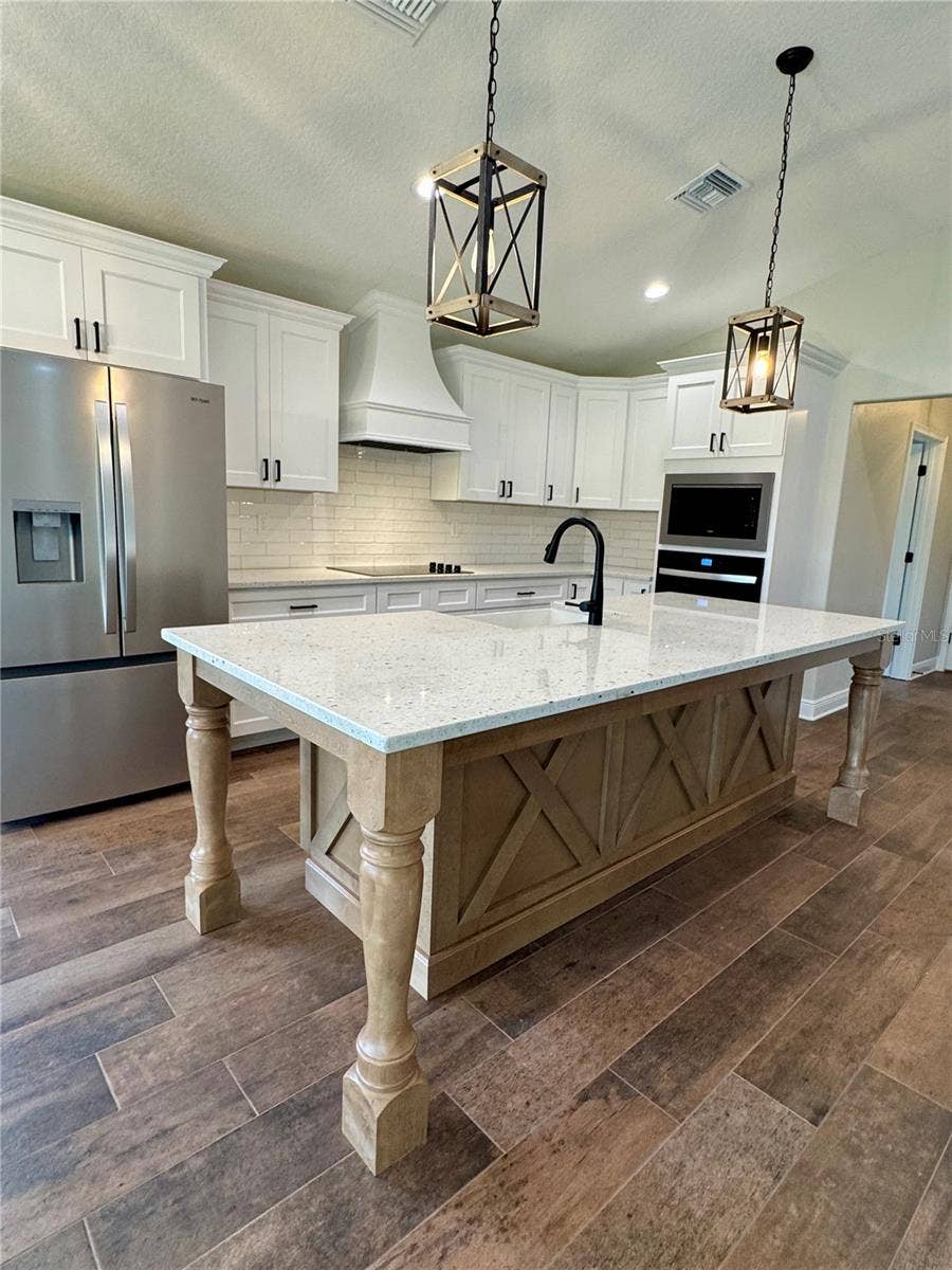 18441 SW 66TH LOOP, Dunnellon, FL 34432 Island with seating on two sides