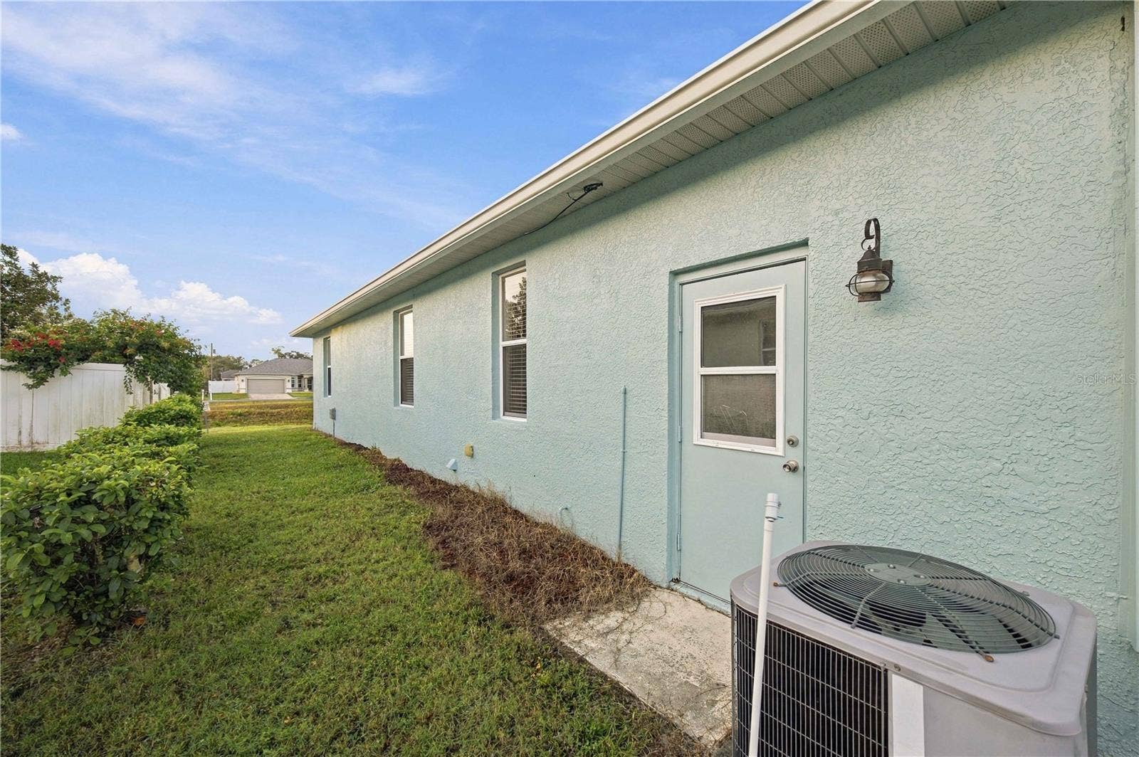 15456 CAMBRIA DRIVE, Brooksville, FL 34604 Side yard