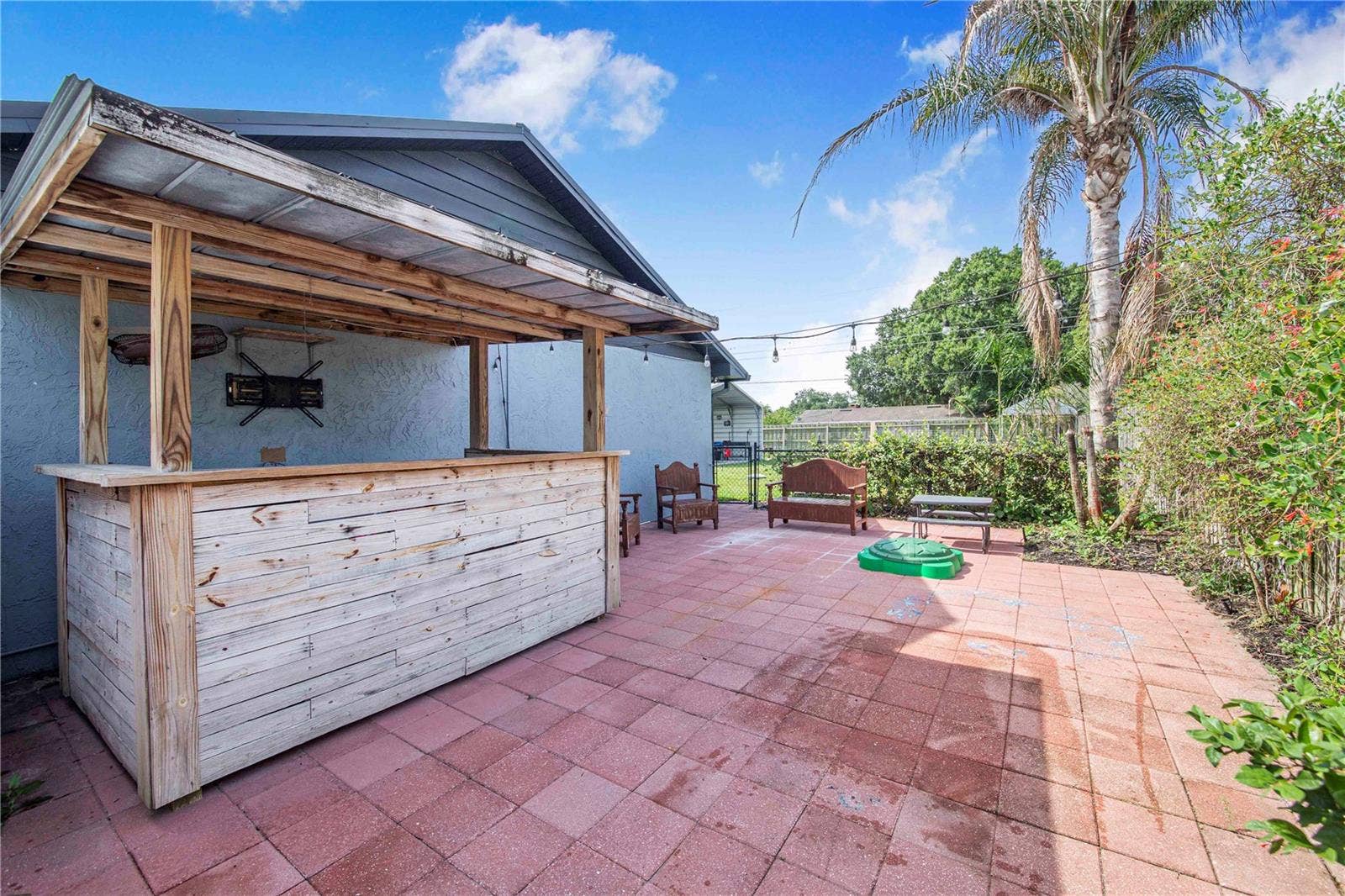 2426 VIEW WAY, Lakeland, FL 33810 Tiki Bar