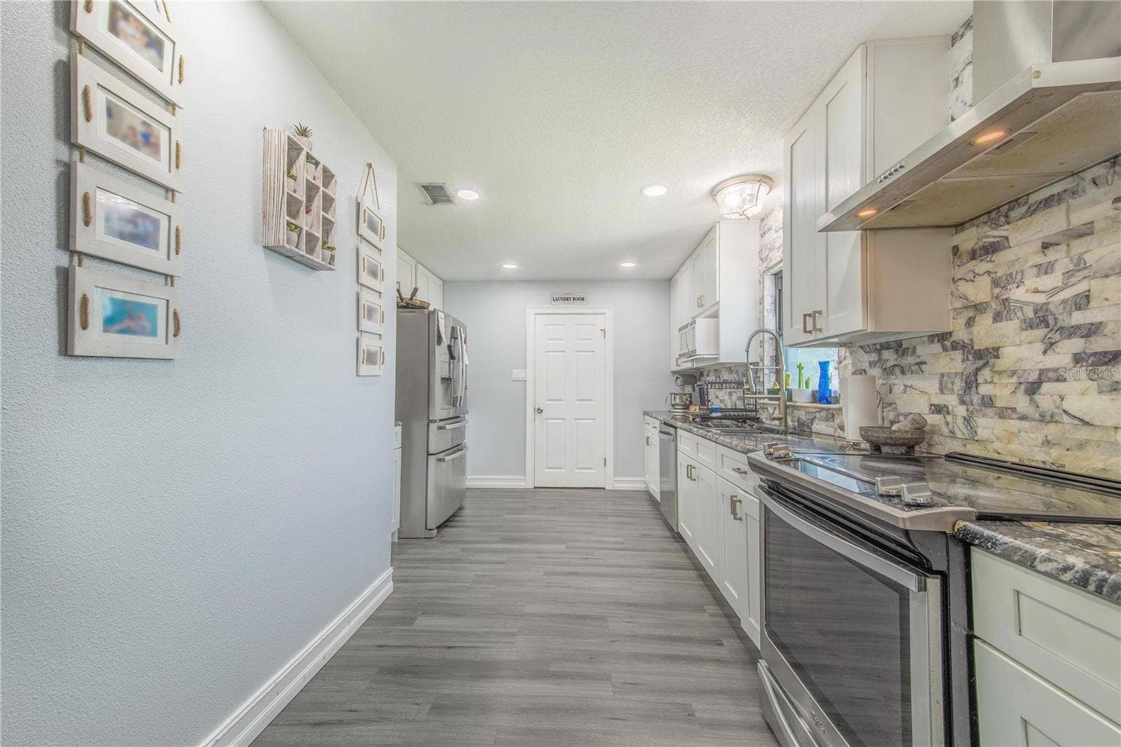 2426 VIEW WAY, Lakeland, FL 33810 Kitchen